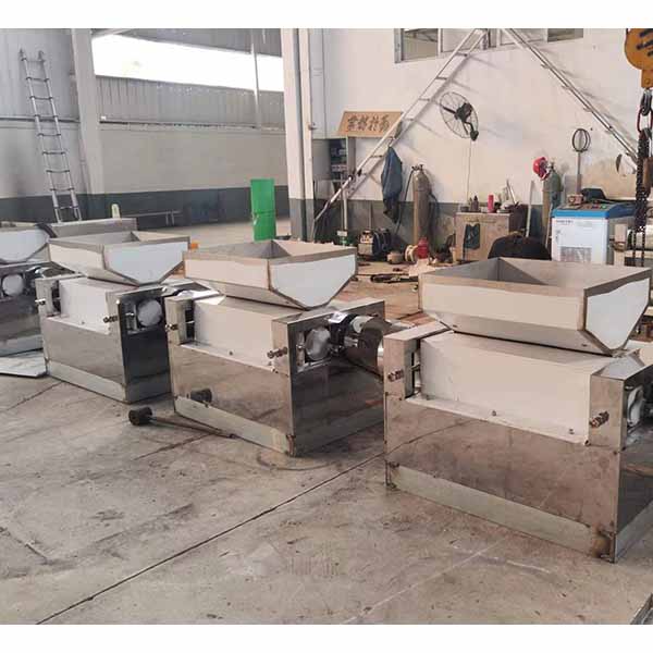 Urea roller crusher