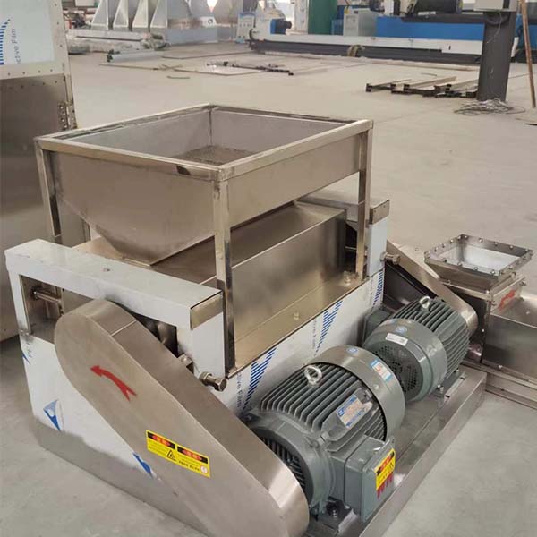 Urea roller crusher